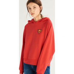 Bluza z kapturem Superman - Czerwony. Czerwone bluzy damskie marki Sinsay, s, z motywem z bajki, bez rękawów, z kapturem. Za 69,99 zł.