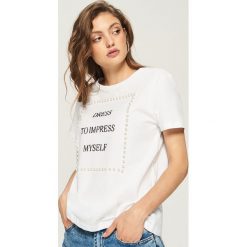 T-shirt z perłową aplikacją - Biały. Białe t-shirty damskie marki Sinsay, l, z aplikacjami. W wyprzedaży za 39,99 zł.