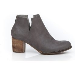 Botki z suwakiem z tyłu - skóra naturalna - model 501 - kolor szary. Szare botki damskie Zapato, na lato, z jeansu, klasyczne, przed kostkę, bez obcasa, na obcasie, bez zapięcia. Za 399,00 zł.