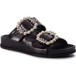 Klapki TWINSET - Ciabatta 191TCT09A Nero 00006. Czarne klapki damskie Twinset, z aplikacjami, ze skóry, bez obcasa. W wyprzedaży za 469,00 zł.