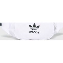 Adidas Originals - Nerka. Białe nerki damskie adidas Originals, w paski, z poliesteru, małe, z nadrukiem, bez dodatków. Za 99,90 zł.