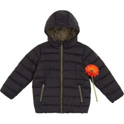 Kurtka przejściowa w kolorze czarnym. Brązowe kurtki chłopięce Benetton Kids, bez wzorów, bez kaptura. W wyprzedaży za 57,95 zł.
