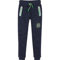 Spodnie dresowe w kolorze zielono-granatowym. Niebieskie spodnie niemowlęce Vertbaudet Boys & Co., bez wzorów, z bawełny. W wyprzedaży za 35,95 zł.