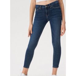 Jeansy skinny z niskim stanem - Granatowy. Niebieskie jeansy damskie Sinsay, z obniżonym stanem. Za 59,99 zł.