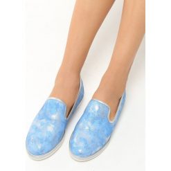 Niebieskie Slip On Turn Left. Niebieskie mokasyny damskie vices, bez wzorów, z materiału, z okrągłym noskiem, bez obcasa, na płaskiej podeszwie, bez zapięcia. Za 44,99 zł.