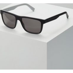 Lacoste Okulary przeciwsłoneczne matte black/grey. Czarne okulary przeciwsłoneczne męskie wayfarery Lacoste. Za 499,00 zł.