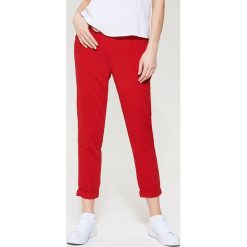 Chinosy damskie: Materiałowe spodnie chino – Czerwony