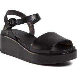Sandały CAMPER - Misia K200564-001 Black. Czarne klapki damskie Camper, bez wzorów, ze skóry, bez obcasa, na obcasie. W wyprzedaży za 459,00 zł.