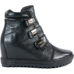 BOTKI DAMSKIE EKS 4319 CZA. Botki damskie Eksbut, ze skóry, bez obcasa, bez zapięcia. Za 249,00 zł.