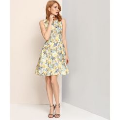 Sukienka damska w kwiaty. Sukienki damskie Top Secret, na imprezę, w kwiaty, eleganckie, z dekoltem na plecach, bez rękawów. W wyprzedaży za 79,99 zł.