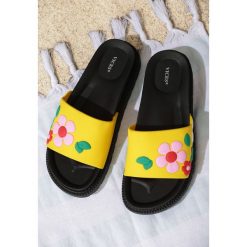 Żółte Klapki Stiff Sunflower. Żółte klapki damskie Born2be, bez wzorów, bez obcasa. W wyprzedaży za 39,99 zł.