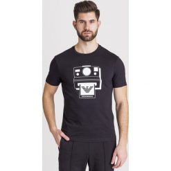 T-SHIRT Emporio Armani. Czarne t-shirty męskie Emporio Armani, s, z nadrukiem, z bawełny, z okrągłym kołnierzem. Za 203,40 zł.