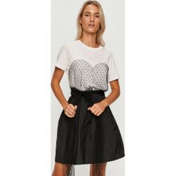 Red Valentino - Sukienka. Białe sukienki damskie Red Valentino, na co dzień, s, bez wzorów, z bawełny, casualowe, z okrągłym kołnierzem, z krótkim rękawem, krótkie, mini, rozkloszowane. Za 1699,00 zł.