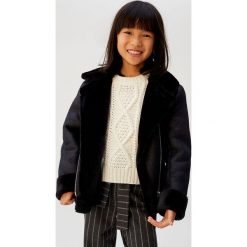 Mango Kids - Kurtka dziecięca Timber 110-164 cm. Czarne kurtki dziewczęce Mango Kids, bez wzorów, z poliesteru, krótkie, bez kaptura. Za 199,90 zł.