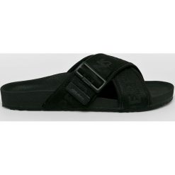Pepe Jeans - Klapki Ultra Crossed Denim. Czarne kapcie męskie Pepe Jeans, z jeansu, bez zapięcia. W wyprzedaży za 129,90 zł.