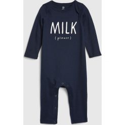 Rampers w kolorze granatowym. Niebieskie śpiochy niemowlęce Gap Kids, z nadrukiem, z bawełny. W wyprzedaży za 42,95 zł.