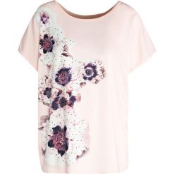 Jasnoróżowy T-shirt Cinnamon. Czerwone bluzki damskie marki Born2be, l. Za 39,99 zł.