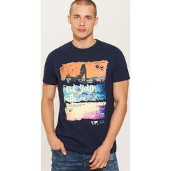 T-shirt z nadrukiem - Granatowy. Niebieskie t-shirty męskie z nadrukiem House, m. W wyprzedaży za 19,99 zł.
