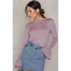 Swetry klasyczne damskie: NA-KD Trend Sweter z okrągłym dekoltem i rękawem z falbaną – Purple
