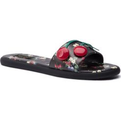 Klapki JUICY COUTURE BLACK LABEL - Bon Bon JB352 Black. Czarne klapki damskie Juicy Couture Black Label, z aplikacjami, ze skóry ekologicznej, bez obcasa. Za 519,00 zł.