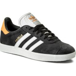 Buty adidas - Gazelle CQ2807 Carbon/Ftwwht/Reagol. Szare półbuty damskie Adidas, bez wzorów, z zamszu, eleganckie, bez obcasa, na płaskiej podeszwie, bez zapięcia. W wyprzedaży za 299,00 zł.