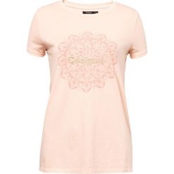 Desigual Koszulka damska z krótkim rękawem TS Manchester Rosa Carnal 19SWTK41 3055 (rozmiar XS). Koszulki damskie Desigual, xs, bez wzorów, bez kołnierzyka, z krótkim rękawem. W wyprzedaży za 110,00 zł.