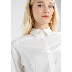 Koszule damskie: Finery London SHEEN BELTED LONG LINE Koszula ivory