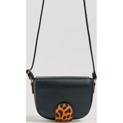 Torebka z detalem animal print - Czarny. Czarne torebki klasyczne damskie Sinsay, bez wzorów, bez dodatków. Za 39,99 zł.