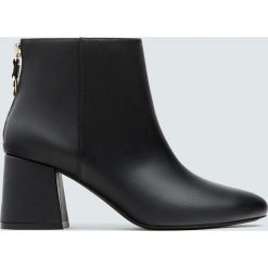 Czarne botki z ozdobą na obcasie. Czarne botki damskie Pull&Bear, bez obcasa, na obcasie, bez zapięcia. Za 139,00 zł.
