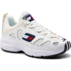 Sneakersy TOMMY JEANS - Retro Sneaker EN0EN00584 White 100. Białe półbuty damskie Tommy Jeans, z jeansu. W wyprzedaży za 309,00 zł.