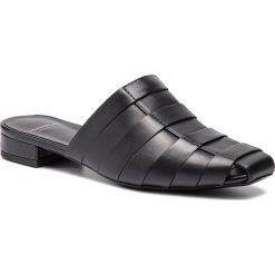 Klapki VAGABOND - Nikki 4700-101-20 Black. Czarne klapki damskie Vagabond, bez wzorów, ze skóry, bez obcasa, na obcasie. W wyprzedaży za 299,00 zł.