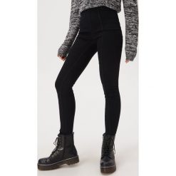 Jeansy super skinny high waist - Czarny. Czarne jeansy damskie Sinsay, z podwyższonym stanem. Za 59,99 zł.
