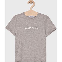 Calvin Klein Jeans - Top dziecięcy 116-164 cm. Szare bluzki dziewczęce Calvin Klein Jeans, z nadrukiem, z bawełny, z okrągłym kołnierzem, z krótkim rękawem, krótkie, bez kaptura. Za 119,90 zł.