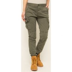 Spodnie materiałowe Superdry Girlfriend Cargo W7000009A. Zielone spodnie damskie Superdry, z elastanu. W wyprzedaży za 209,00 zł.