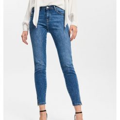 Spodnie slim - Niebieski. Niebieskie spodnie damskie Reserved, bez wzorów, z jeansu. Za 99,99 zł.
