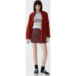 Minispódniczka w kratkę. Czerwone spódniczki damskie Pull&Bear, w kratkę. Za 79,90 zł.