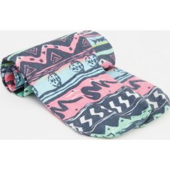 Wysokie skarpetki z nadrukiem Maui and Sons. Szare skarpetki męskie Pull&Bear, z nadrukiem. Za 29,90 zł.