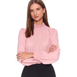 Bluzka z wiązaniem pod szyją. Różowe bluzki damskie Top Secret, bez wzorów, eleganckie, ze stójką, z długim rękawem. W wyprzedaży za 69,99 zł.