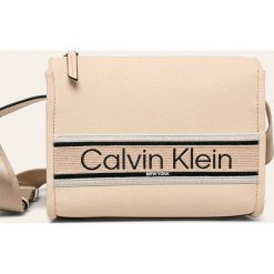 Calvin Klein - Torebka. Listonoszki damskie Calvin Klein, w paski, z bawełny, małe, z aplikacjami. Za 399,90 zł.