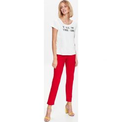 T-SHIRT DAMSKI Z NADRUKIEM KRÓTKI RĘKAW. Białe t-shirty damskie Top Secret, z nadrukiem, z bawełny, z kontrastowym kołnierzykiem. W wyprzedaży za 19,99 zł.