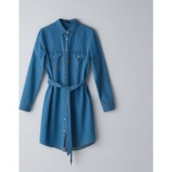 Denimowa sukienka mini z paskiem - Niebieski. Niebieskie sukienki damskie Cropp, s, bez wzorów, bez kołnierzyka, bez rękawów, mini. Za 99,99 zł.