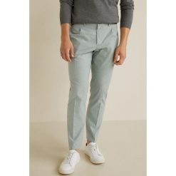 Mango Man - Spodnie Novo. Niebieskie spodnie męskie Mango Man, na co dzień, bez wzorów, z elastanu, casualowe. W wyprzedaży za 119,90 zł.