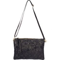 Skórzana torebka w kolorze czarnym - 30 x 22 x 2 cm. Czarne torebki klasyczne damskie Black Bags, w paski, ze skóry, na ramię, bez dodatków. W wyprzedaży za 131,95 zł.