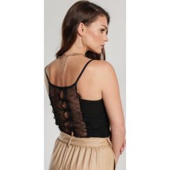 Czarny Top Penlith. Czarne topy damskie Renee, uniwersalny, bez wzorów, bez kołnierzyka. Za 49,99 zł.