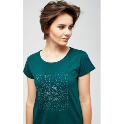 Bluzka z metalicznym nadrukiem. Bluzki damskie Moodo, s, z nadrukiem. Za 14,99 zł.