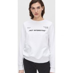 Bluza z napisem - Biały. Białe bluzy damskie Cropp, s, z napisami, bez rękawów, bez kaptura. Za 59,99 zł.