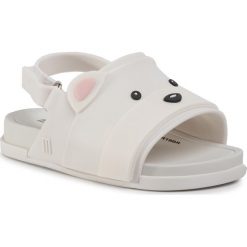 Sandały MELISSA - Mini Melissa Beach Slide Sanda 32749 White 52562. Białe sandały dziewczęce Melissa, z tworzywa sztucznego, bez zapięcia. Za 259,00 zł.