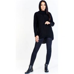 Sweter z golfem i skrojonym na półokrągło dołem, dłuższym z tyłu czarny. Czarne swetry damskie Tagless, xl, bez wzorów, bez rękawów. Za 133,43 zł.