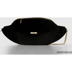 Czarna elegancka nerka z aksamitu. Czarne nerki damskie Pakamera, bez wzorów, eleganckie, bez dodatków. Za 340,00 zł.