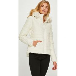 Guess Jeans - Kurtka Lorelie. Białe kurtki damskie marki Guess Jeans, s, z aplikacjami, z poliesteru. W wyprzedaży za 699,90 zł.